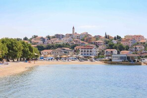 Beach - A2 studio with balcony, garden & sea view (Seget Vranjica)