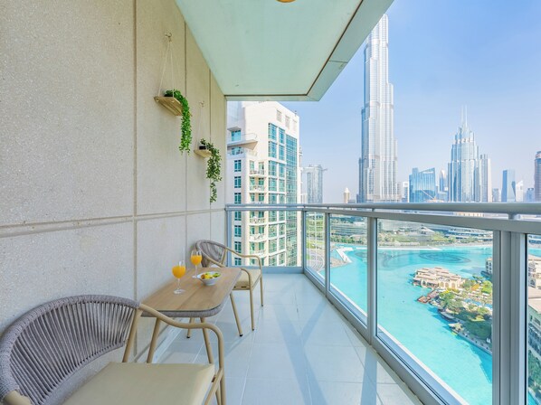 Outdoor dining - the 'New York' condo (Dubai)