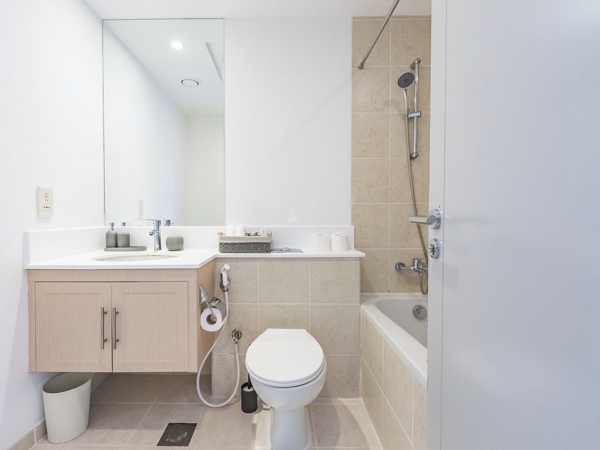Ein modernes Badezimmer mit Toilette, Waschbecken und Dusche.