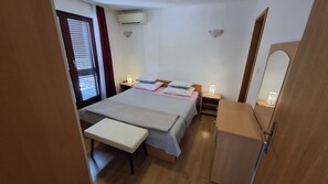 1 bedroom, travel cot, free WiFi, bed sheets