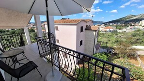 Property grounds - S1 room with balcony and garden (Seget Vranjica)