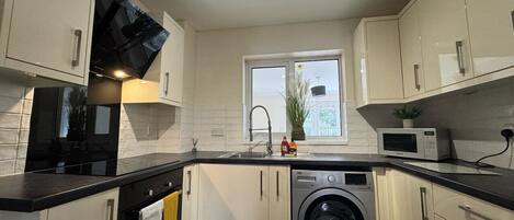 Køleskab, mikrobølgeovn, ovn, kogeplade