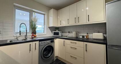 Olive House Long Stay Discounts Sleeps 8 Parking