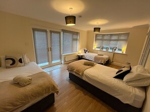 4 bedrooms, desk, free WiFi, bed sheets