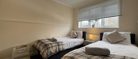 4 bedrooms, desk, free WiFi, bed sheets