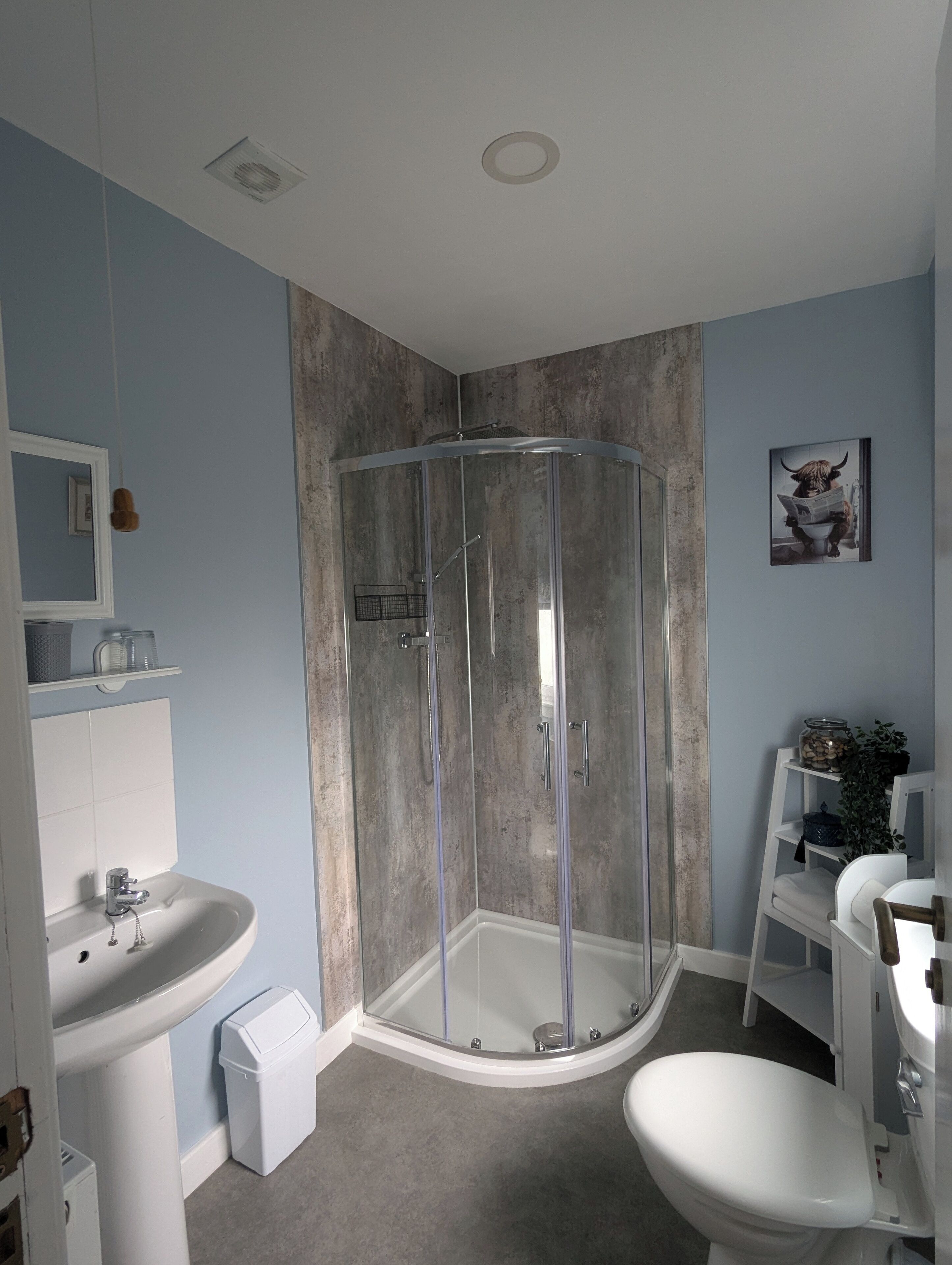 Een douche, een haardroger, handdoeken, zeep