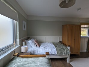 2 bedrooms, WiFi, bed sheets, wheelchair access