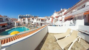 A rooftop pool area with lounge chairs and a swimming pool. - Los Diamantes 3 (Los Cristianos)