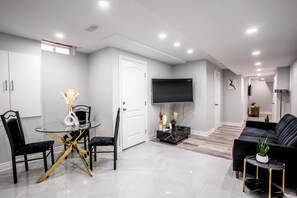 Interior - SAINT SUITES EXECUTIVE STAY 2B + 1B (Brampton)