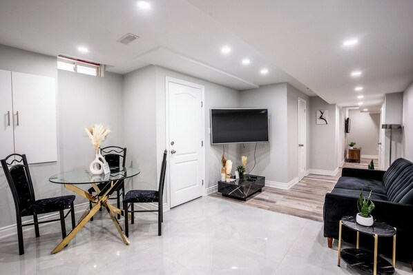 Interior - SAINT SUITES EXECUTIVE STAY 2B + 1B (Brampton)