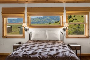 4 bedrooms, desk, iron/ironing board, free WiFi - New! Paradise Valley home with incredible views & Hot Tub (Emigrant)