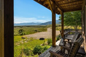 Terrace/patio - New! Paradise Valley home with incredible views & Hot Tub (Emigrant)