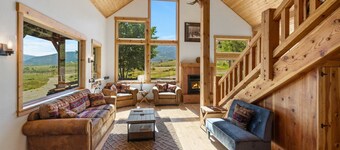 New! Paradise Valley home with incredible views & Hot Tub