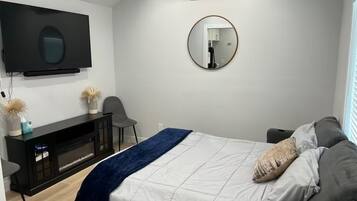 1 dormitorio, escritorio, tabla de planchar con plancha y cuna de viaje