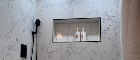 Séchoir à cheveux, serviettes fournies, savon, shampooing