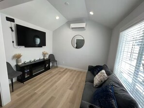 Älytelevisio, takka, kirjoja