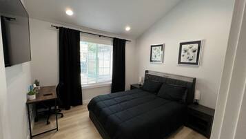 1 soverom, skrivebord, strykejern/-brett og reiseseng for barn