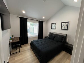 1 bedroom, desk, iron/ironing board, travel cot - Private/Relaxing New Guest House & Fast Wi-Fi (Pittsburg)