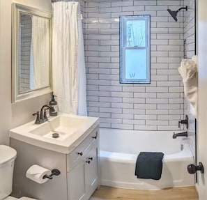 Toallas, jabón, papel de baño 