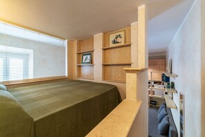 1 slaapkamer, een strijkplank/strijkijzer, wifi, beddengoed