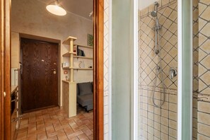 Dusj, hårføner, bidé og håndklær