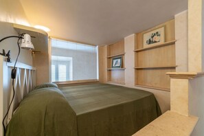 1 dormitori, planxa i posts de planxar, wifi i roba de llit