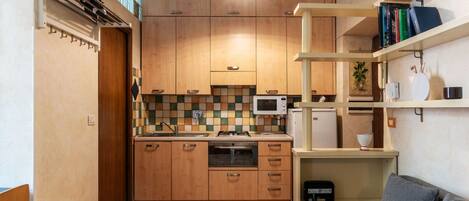 Køleskab, mikrobølgeovn, ovn, kogeplade