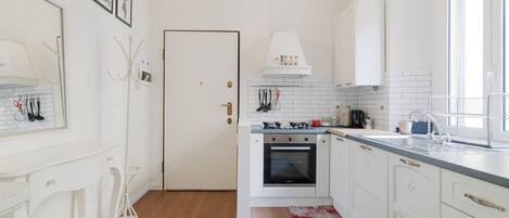 Kühlschrank, Ofen, Herdplatte, Geschirrspüler