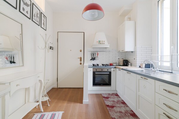 Fridge, oven, stovetop, dishwasher