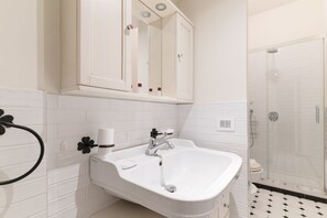 Regadera, bidet, toallas 