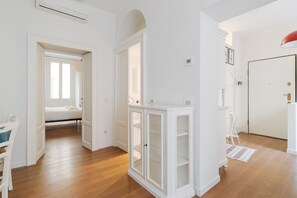 Interior - GuestHost - Cozy Bright Apartment Porta Venezia & Buenos Aires (Milano)