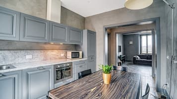 Frigorifero, microonde, forno, piano cottura