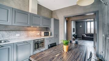 KĂŒhlschrank, Mikrowelle, Ofen, Herdplatte