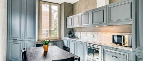 Réfrigérateur, micro-ondes, four, plaque de cuisson