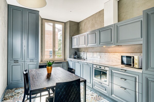 Kühlschrank, Mikrowelle, Ofen, Herdplatte