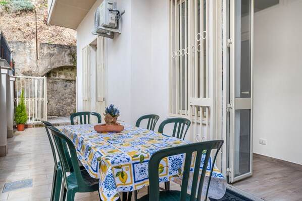 Outdoor dining