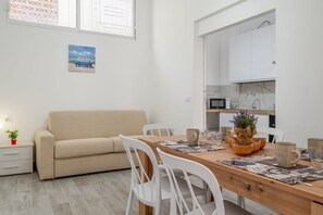 Dining - GuestHost - Central bright flat with terrace in Giardini Naxos (Giardini Naxos)