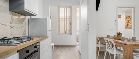 KĂŒhlschrank, Mikrowelle, Ofen, Herdplatte