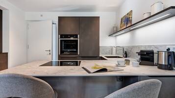 Fridge, oven, stovetop, dishwasher