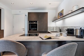 Fridge, oven, stovetop, dishwasher