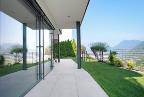 Terrace/patio - Apartment 'Vinea Guesthouse Garden' with Mountain View, Wi-Fi and Air Conditioning (Cornedo All'isarco)