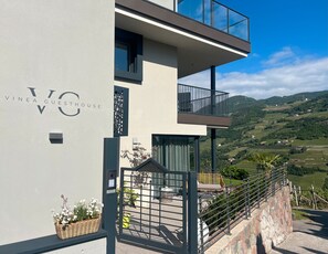 Exterior - Apartment 'Vinea Guesthouse Garden' with Mountain View, Wi-Fi and Air Conditioning (Cornedo All'isarco)