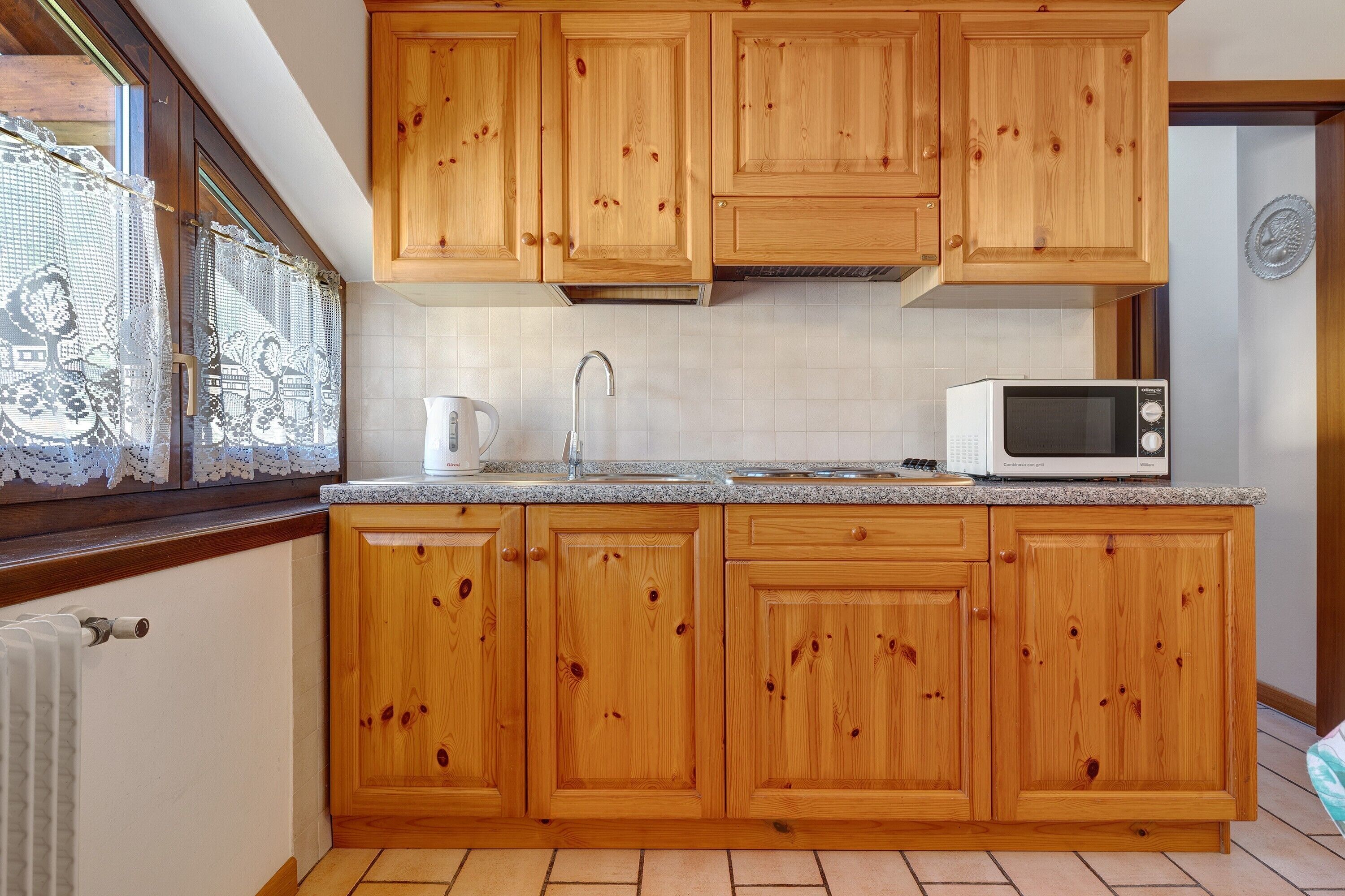 Frigorifero, microonde, forno, piano cottura