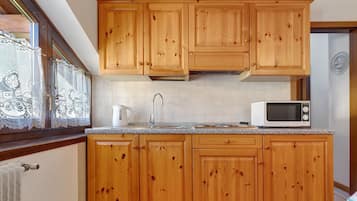 Frigorifero, microonde, forno, piano cottura