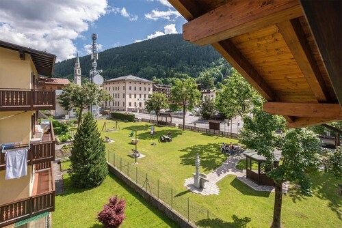 Casa Rosy mit Balkon und Bergblick im Zentrum von Pinzolo