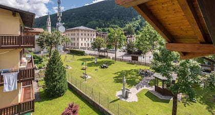 Casa Rosy mit Balkon und Bergblick im Zentrum von Pinzolo