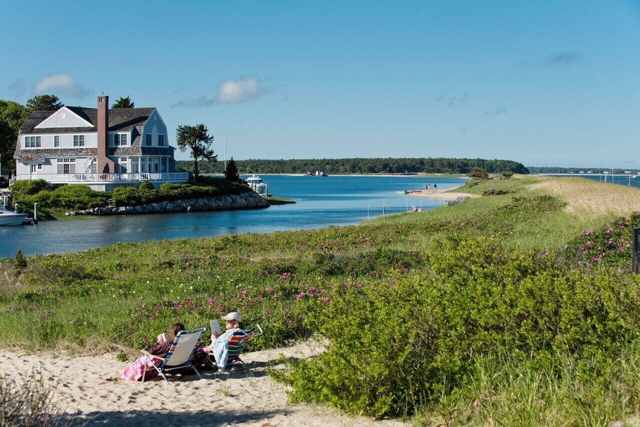 Beach nearby, sun loungers, beach towels