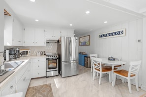 Fridge, microwave, oven, stovetop - Popponesset, 2 beds, sleeps 4, A/C, 5 house walk to beach (Mashpee)