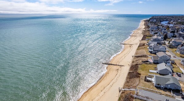 Nära stranden, solstolar och strandhanddukar