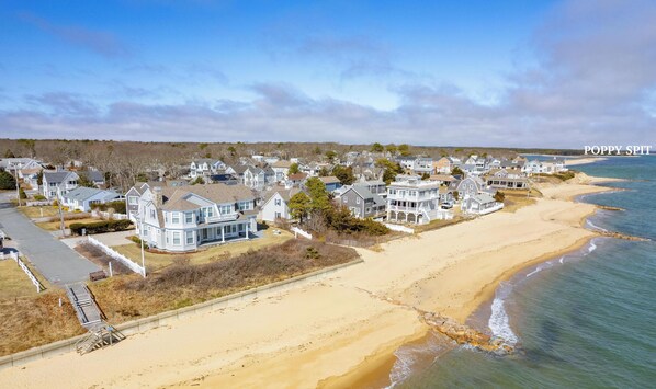 Beach nearby - Popponesset, 2 beds, sleeps 4, A/C, 5 house walk to beach (Mashpee)